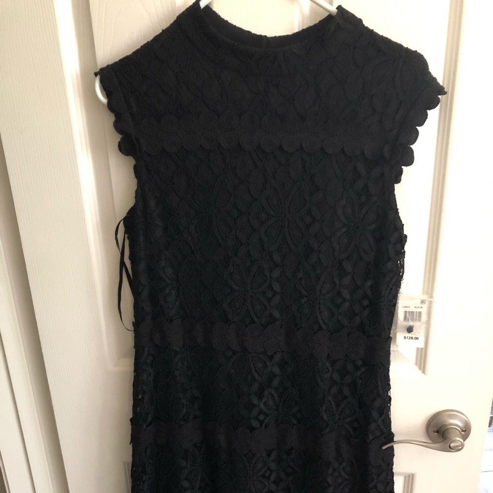 Black sleeveless lace dress